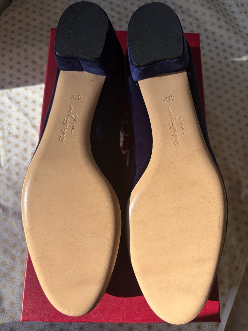Salvatore Ferragamo Navy Blue Velvet Vara Bow pumps with Gold Plate - Picture 2 of 2